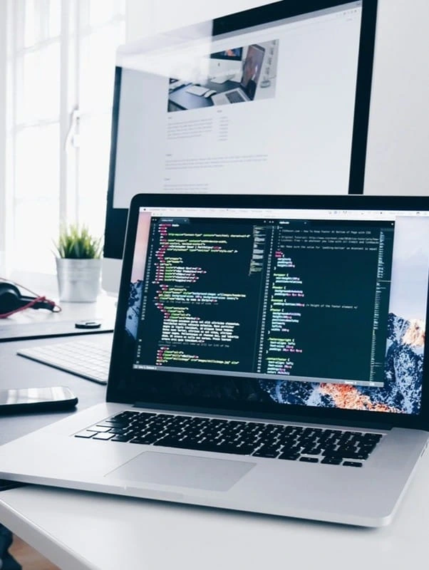 Laptop na biurku developera