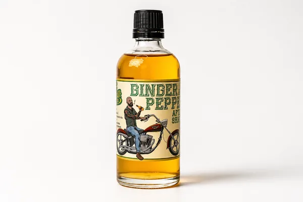 Butelka płynu po goleniu Ginger Pepper z etykietą przedstawiającą motocyklistę