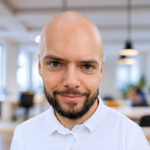 Zdjęcie Web Developera Radosław Joachimiak na tle biura